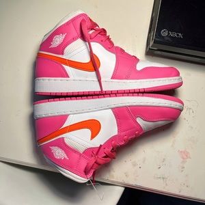 brand new condition!! NEON AIR JORDAN 1 MID 🧡⚡️